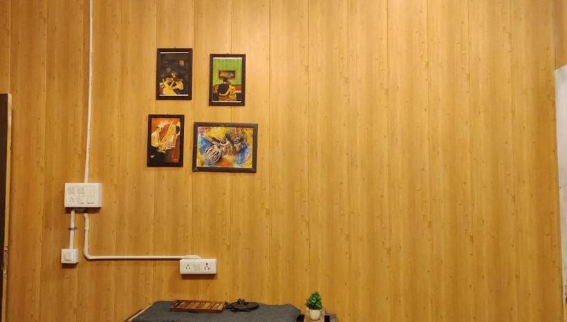 리조트 Into The Wild Stays