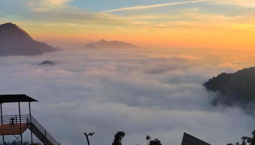 리조트 Into The Wild Stays