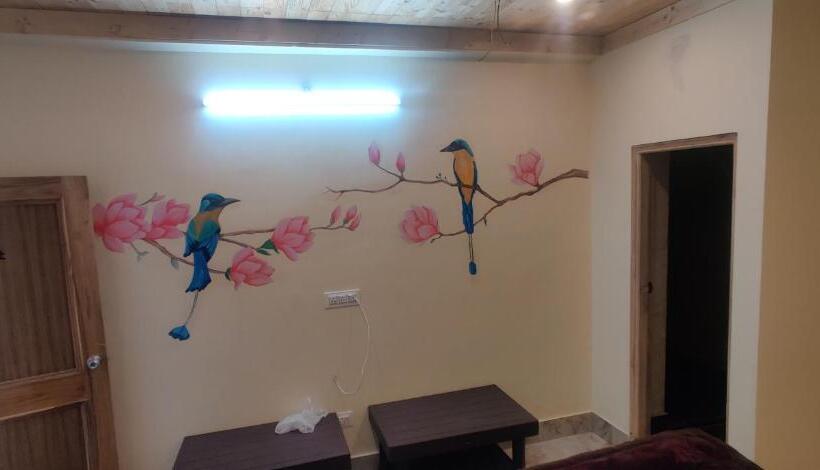 리조트 Into The Wild Stays