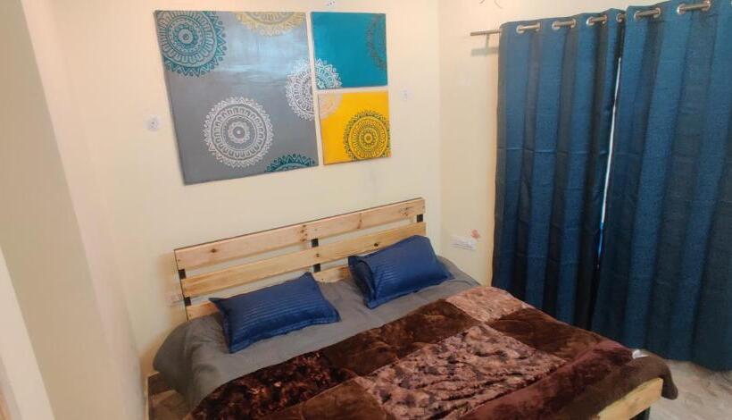 리조트 Into The Wild Stays