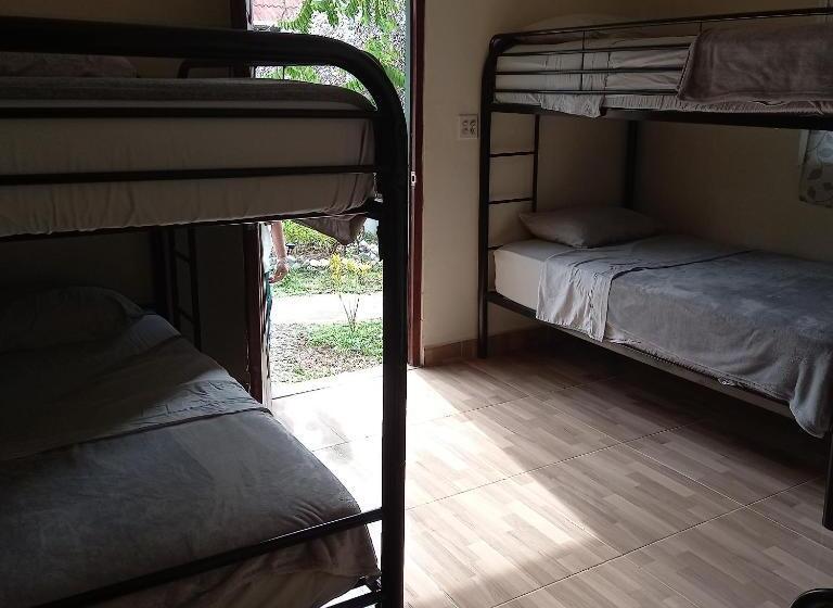 호스텔 Los Pinos De Torio