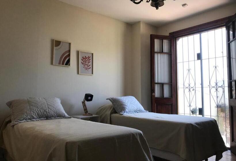 تختخواب و صبحانه La Yurta