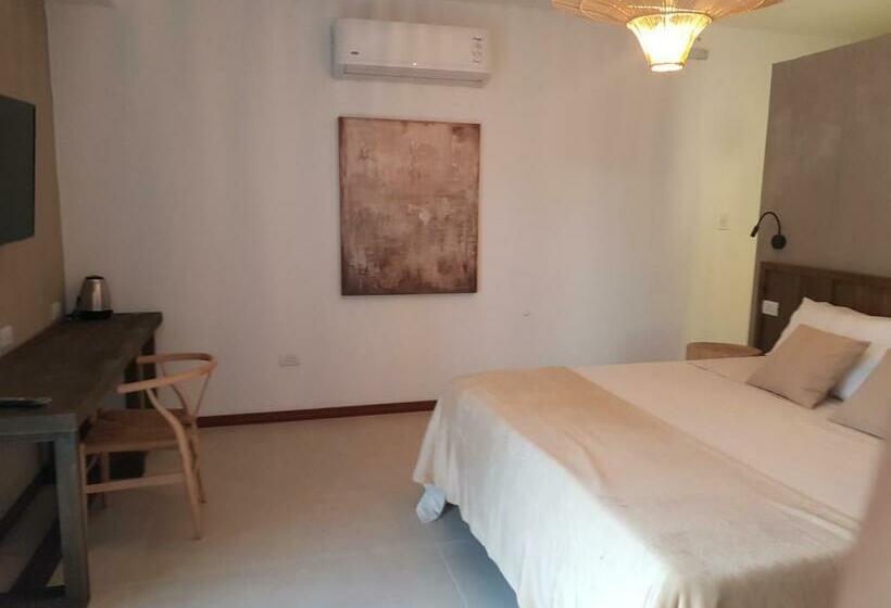 Отель Favre Suites