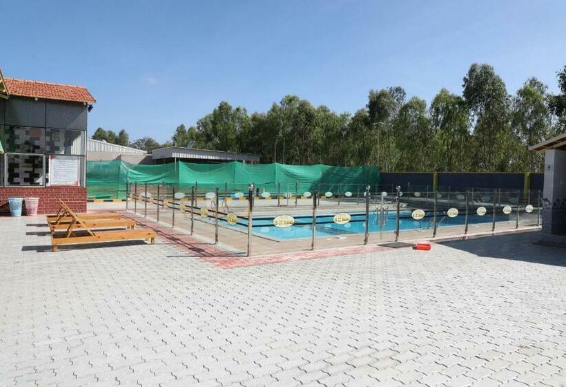 בית מלון כפרי S K International Innn