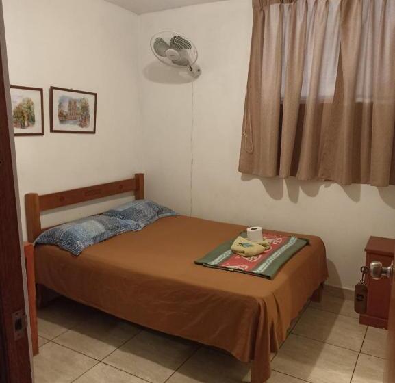 פנסיון Hostal Paris