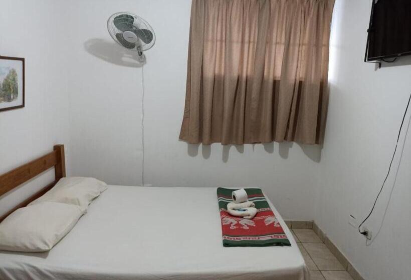 פנסיון Hostal Paris