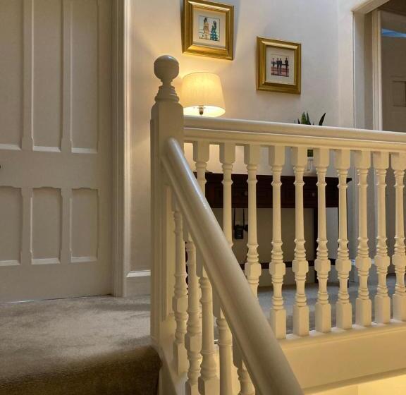 פנסיון The Old Lodge Guest House