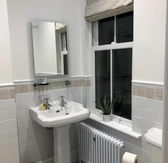 פנסיון The Old Lodge Guest House