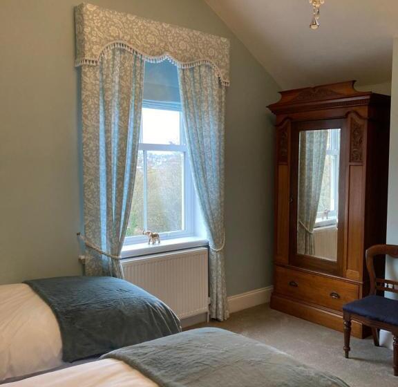 פנסיון The Old Lodge Guest House