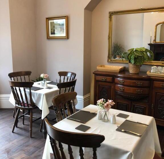 פנסיון The Old Lodge Guest House