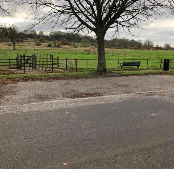 פנסיון The Old Lodge Guest House