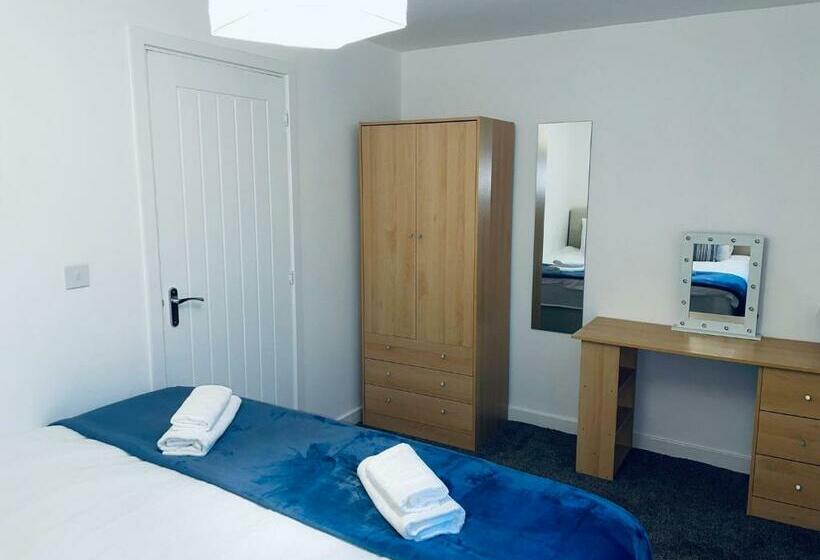 Cosy Family Home   Coventry City Centre   Entire House