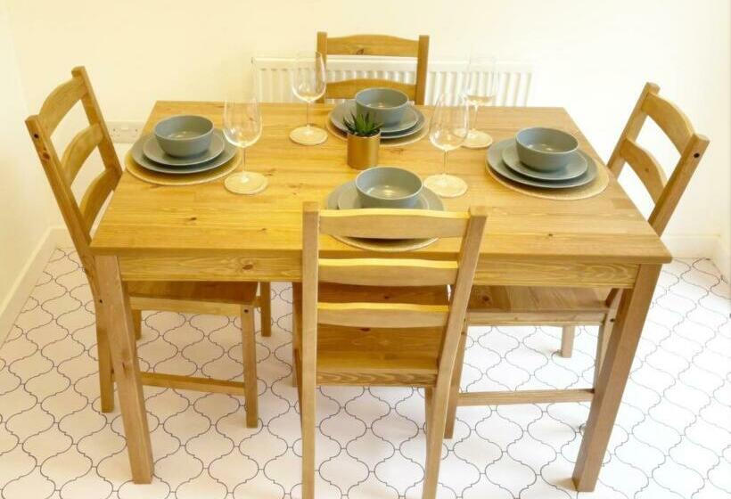 Cosy Family Home Coventry City Centre Entire House