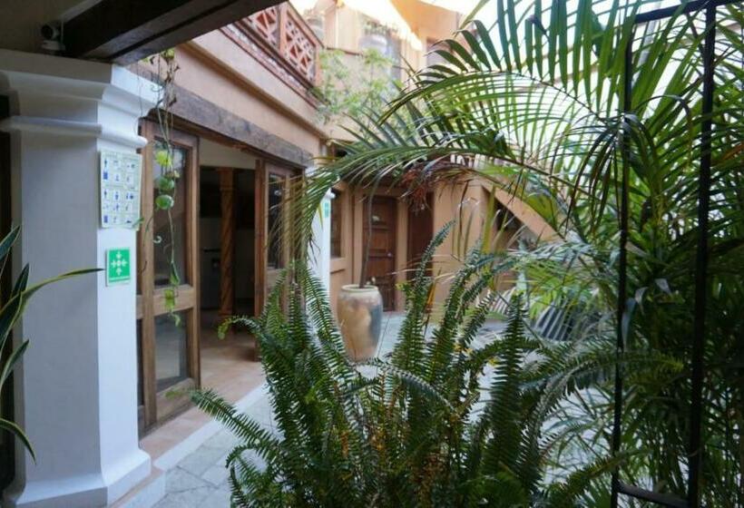 Отель Alojamiento Jalatlaco   Car Rental! Estacionamiento En La Calle Sujeto A Disponibilidad