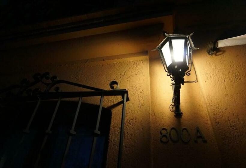 Отель Alojamiento Jalatlaco   Car Rental! Estacionamiento En La Calle Sujeto A Disponibilidad