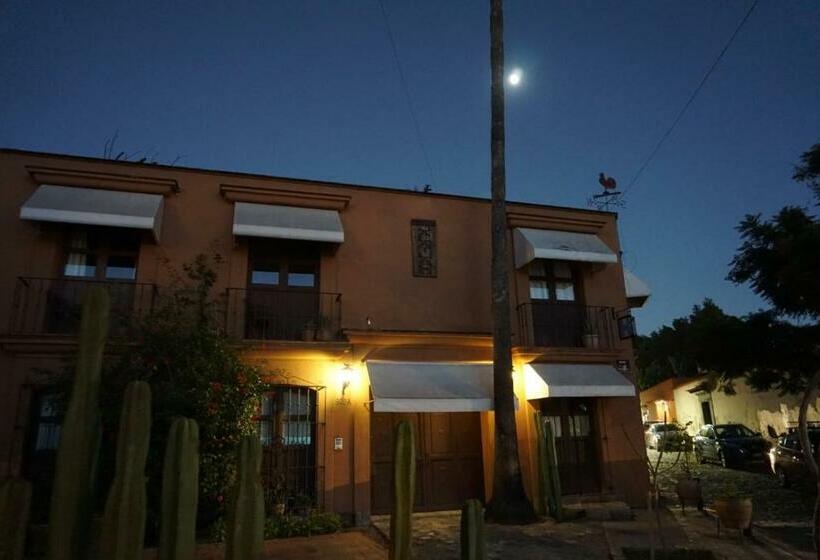 Отель Alojamiento Jalatlaco   Car Rental! Estacionamiento En La Calle Sujeto A Disponibilidad