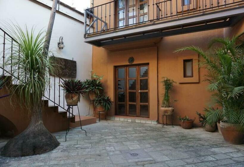 Отель Alojamiento Jalatlaco   Car Rental! Estacionamiento En La Calle Sujeto A Disponibilidad