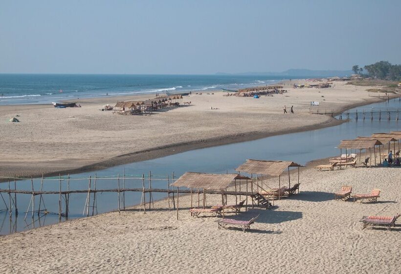 فندق Mandrem Retreat Beach Resort