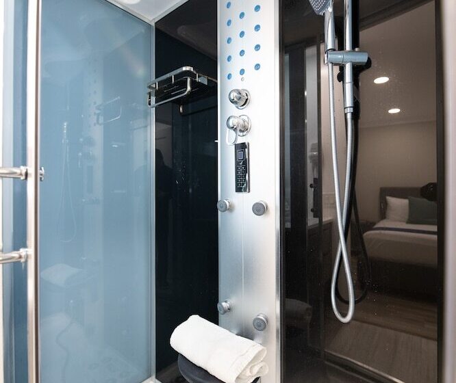 فندق على الطريق Omeo Suites