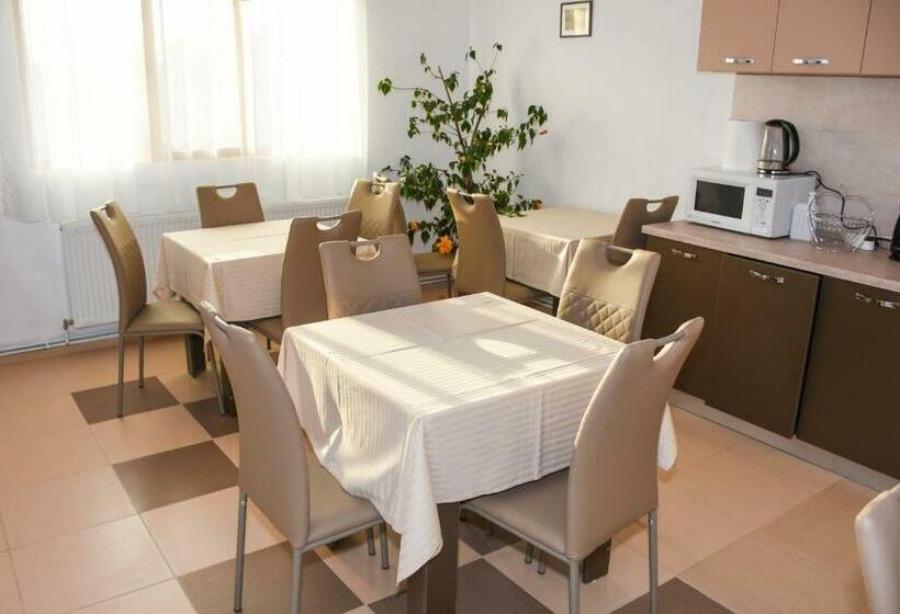 פנסיון Tomis House