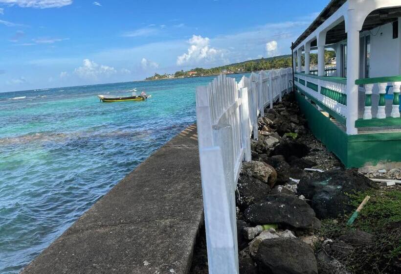 The Wave Hostel Corn Island