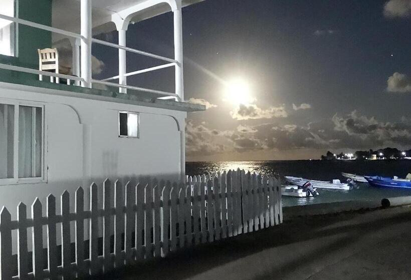 The Wave Hostel Corn Island