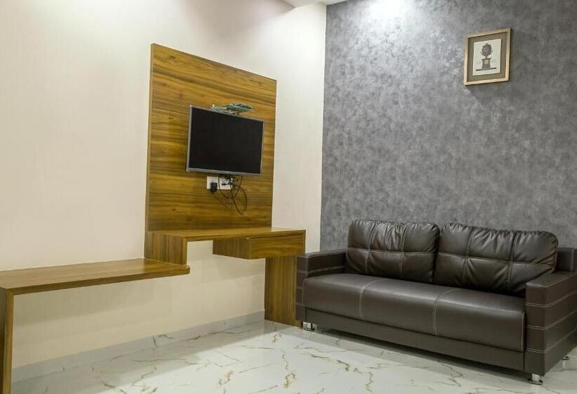 Vadpadraka Hotel And Resort