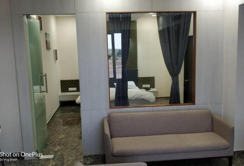 Vadpadraka Hotel And Resort