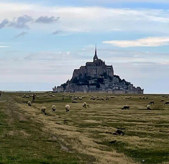مبيت وإفطار La Tour Cachée