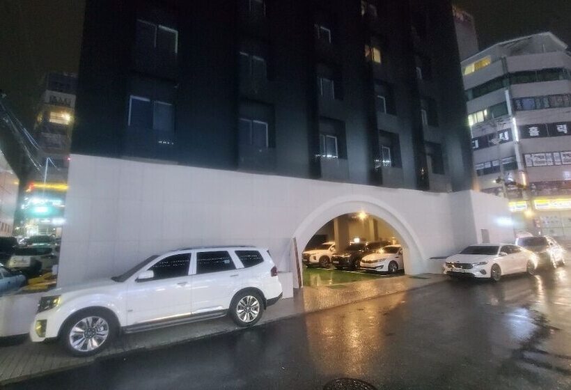 Croissant Hotel Guri By Aank