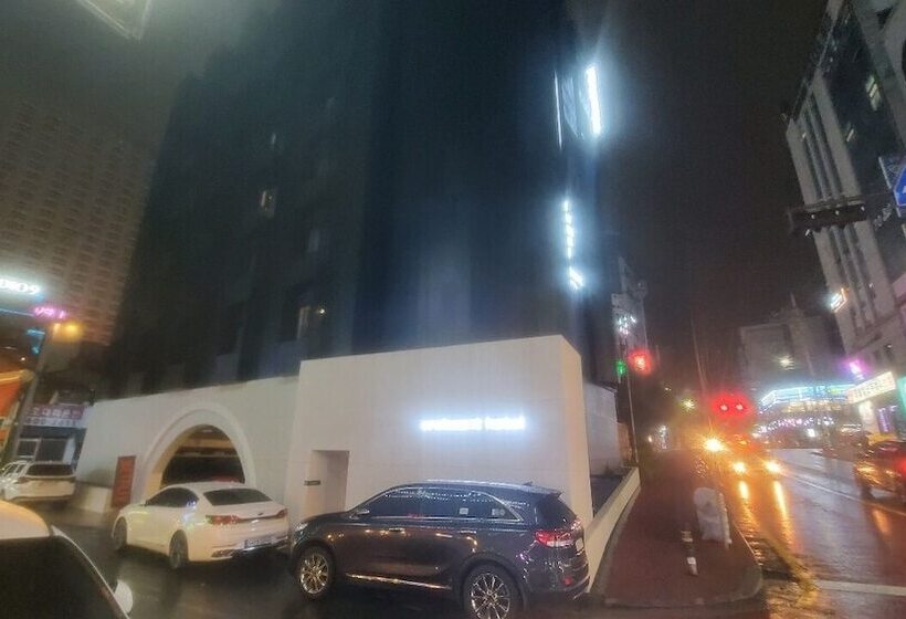 Croissant Hotel Guri By Aank