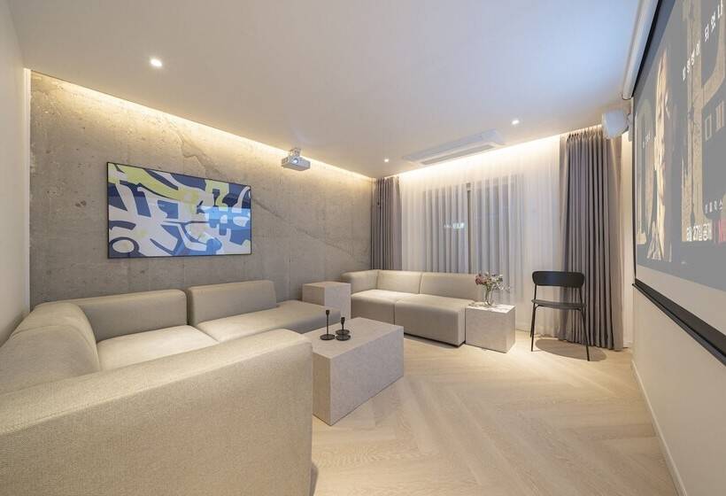 Croissant Hotel Guri By Aank