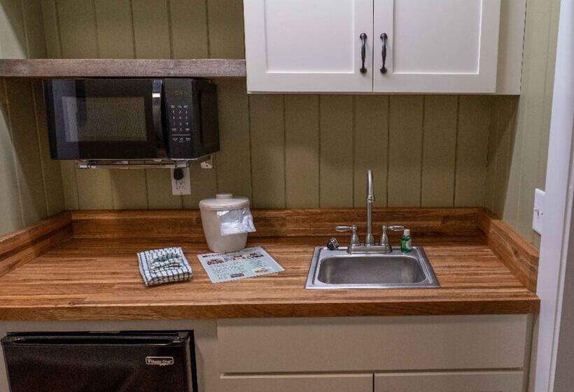 فندق Kanuga Inn & Lodging