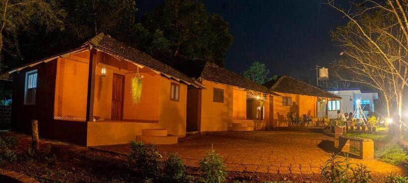 فندق Kudil Mud Cottages, Cheemeni