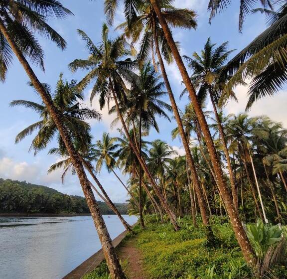 فندق Kudil Mud Cottages, Cheemeni