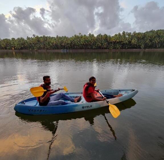 فندق Kudil Mud Cottages, Cheemeni