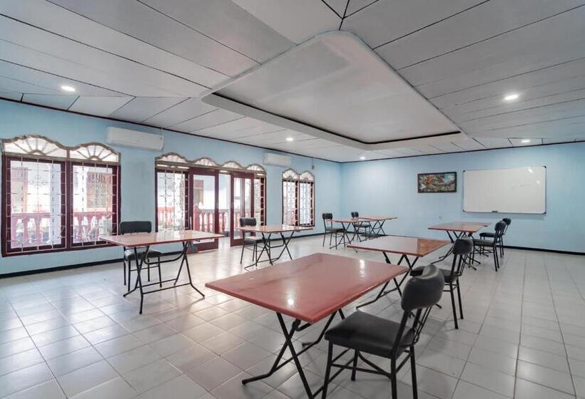 호텔 Markoni Pamanukan Mitra Reddoorz