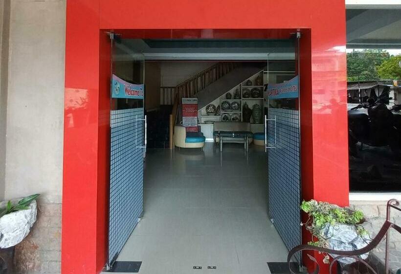 בית מלון כפרי Reddoorz Near Poso City Mall