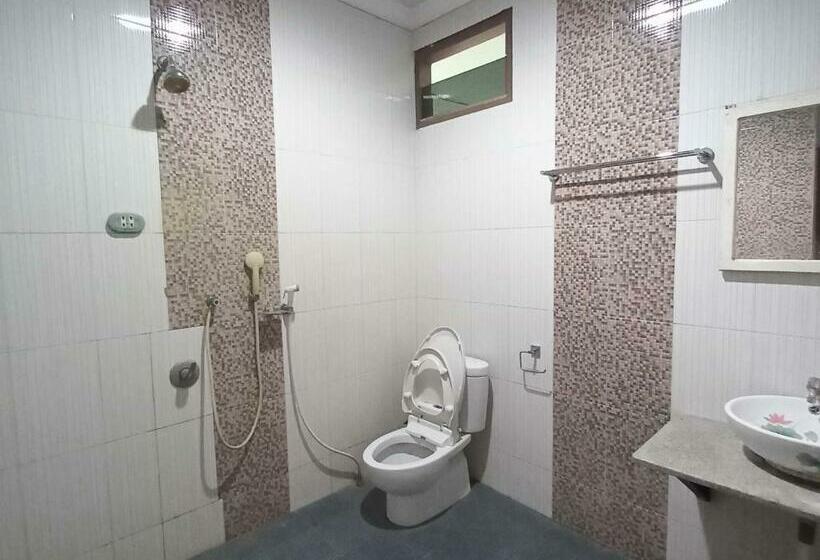 בית מלון כפרי Reddoorz Near Poso City Mall