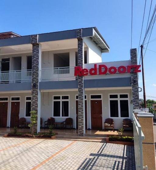 בית מלון כפרי Reddoorz Syariah Near Alun Alun Purwokerto 2