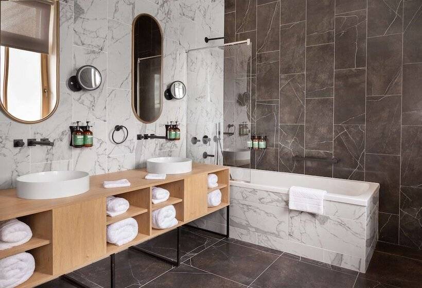 ホテル The Basilian Minsk, Curio Collection By Hilton