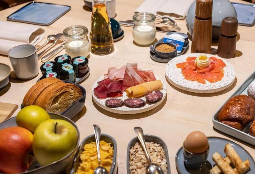 פנסיון Café Quinson Relais De Charme