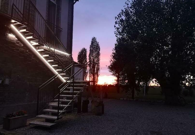 פנסיון Tlcafè Hospitality