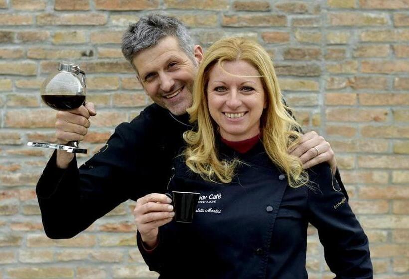 פנסיון Tlcafè Hospitality