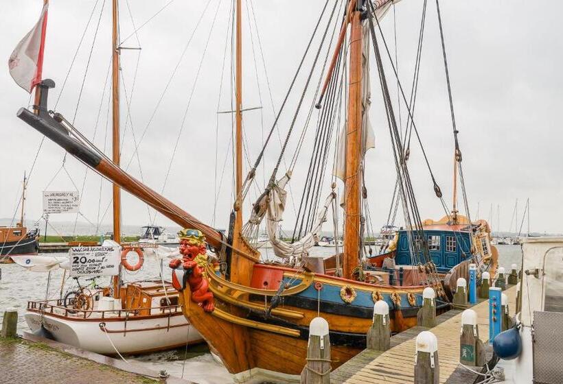 הוסטל Boutique Hotel The Old Bridge, Volendam