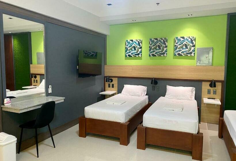 הוסטל Kara’s Pension House