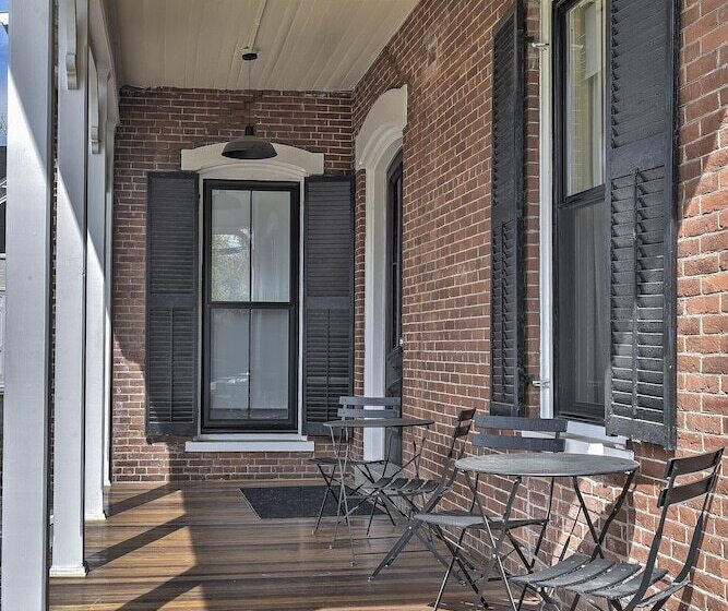 هاستل The Burrell House