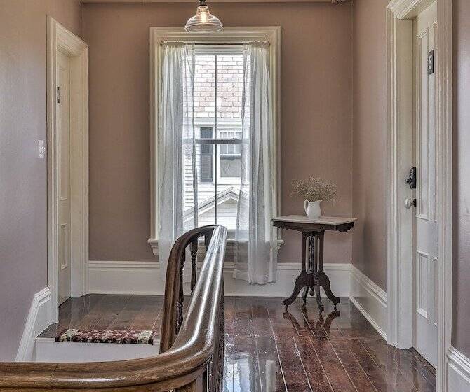 هاستل The Burrell House