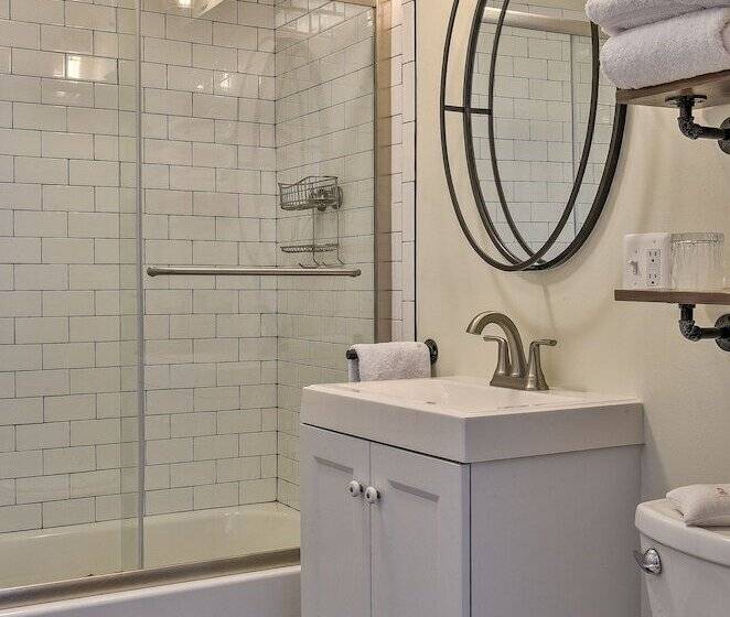 هاستل The Burrell House