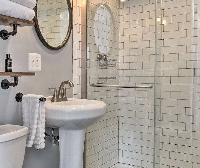 هاستل The Burrell House